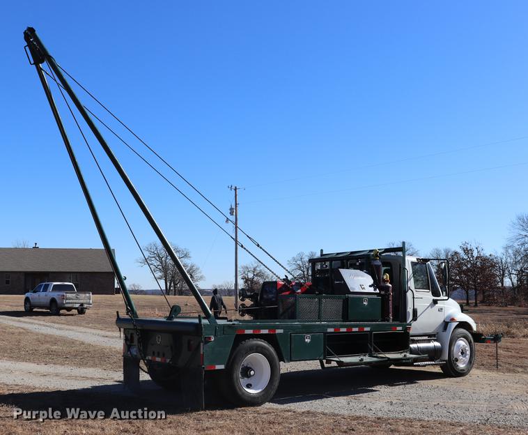 image for item EC9404 2004 International 4300 flatbed truck