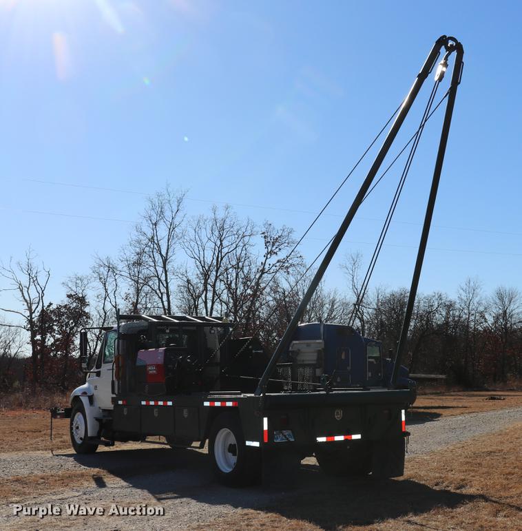 image for item EC9404 2004 International 4300 flatbed truck