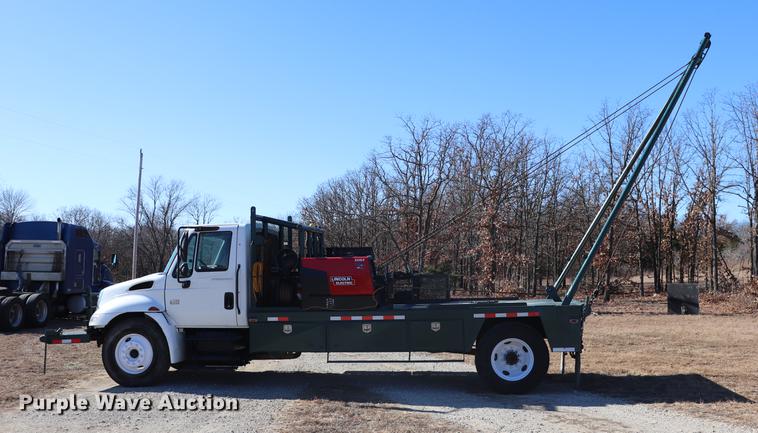 image for item EC9404 2004 International 4300 flatbed truck