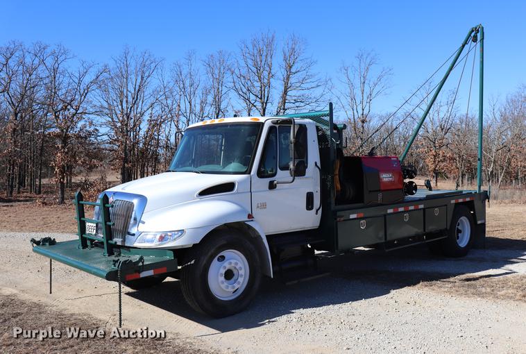image for item EC9404 2004 International 4300 flatbed truck