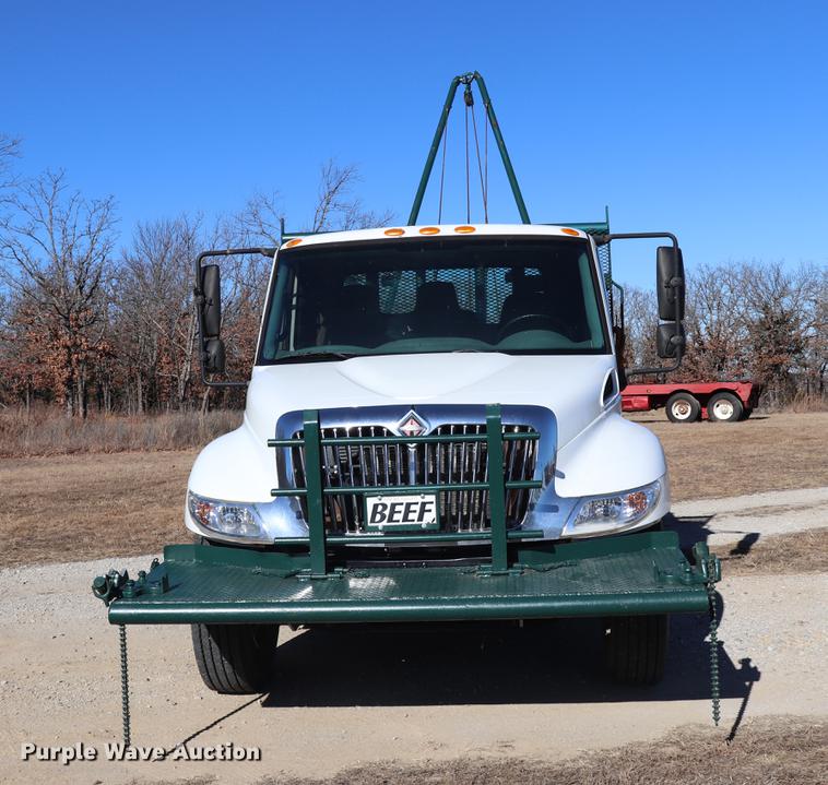 image for item EC9404 2004 International 4300 flatbed truck