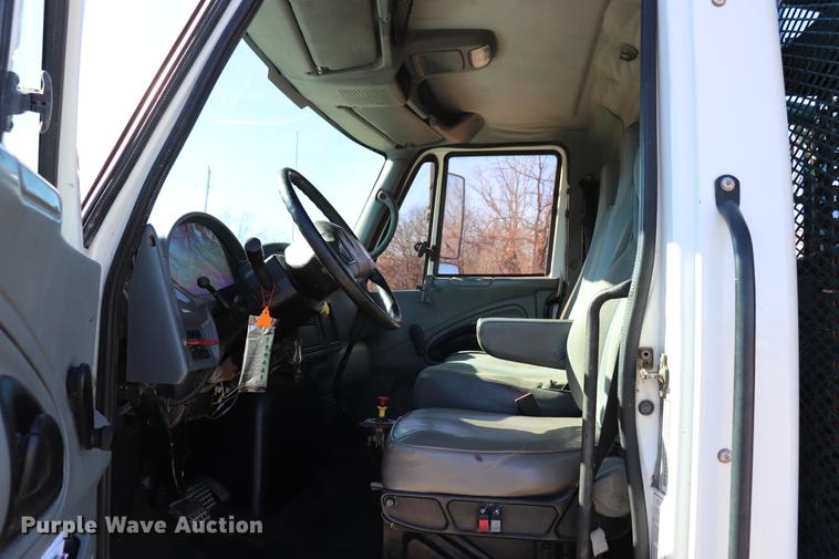 image for item EC9404 2004 International 4300 flatbed truck