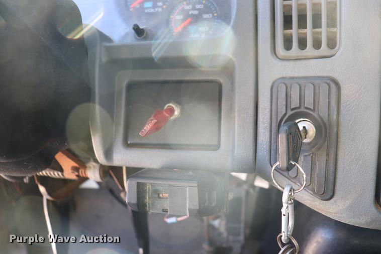 image for item EC9404 2004 International 4300 flatbed truck