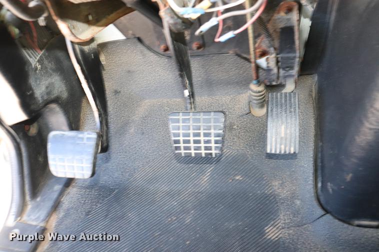 image for item EC9404 2004 International 4300 flatbed truck