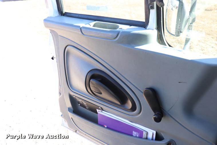 image for item EC9404 2004 International 4300 flatbed truck