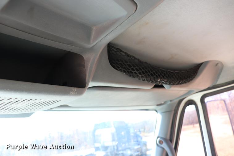 image for item EC9404 2004 International 4300 flatbed truck