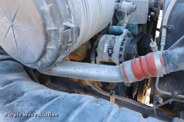 image for item EC9404 2004 International 4300 flatbed truck