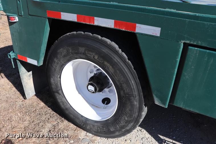 image for item EC9404 2004 International 4300 flatbed truck