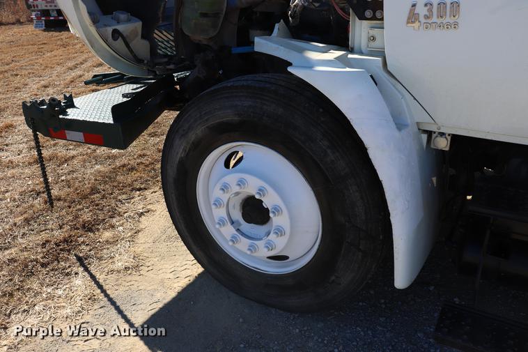 image for item EC9404 2004 International 4300 flatbed truck