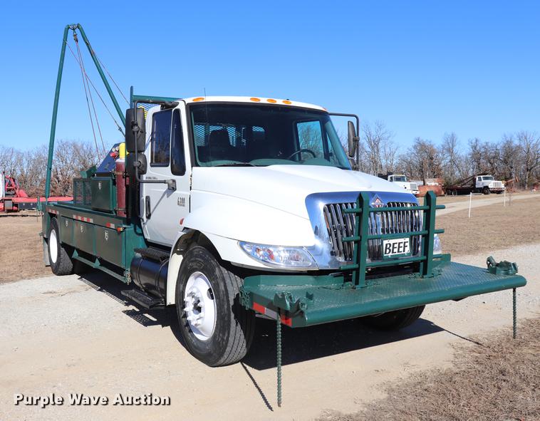 image for item EC9404 2004 International 4300 flatbed truck