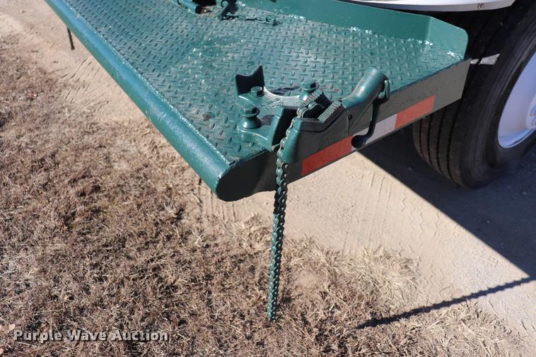 image for item EC9404 2004 International 4300 flatbed truck