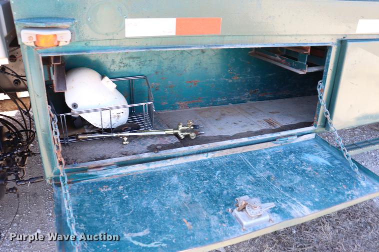 image for item EC9404 2004 International 4300 flatbed truck