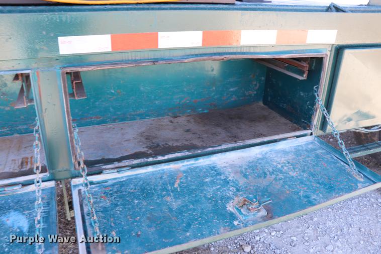 image for item EC9404 2004 International 4300 flatbed truck