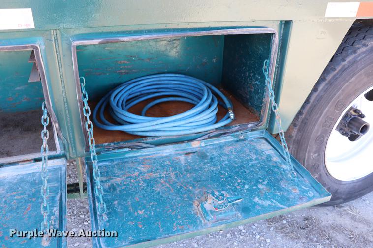 image for item EC9404 2004 International 4300 flatbed truck