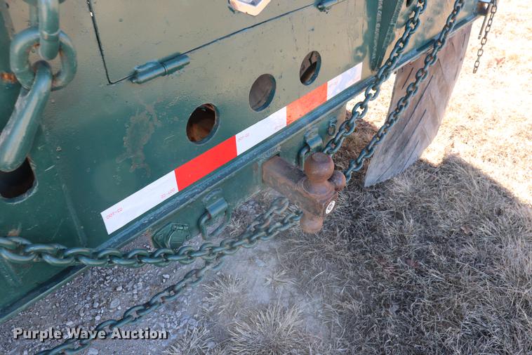 image for item EC9404 2004 International 4300 flatbed truck