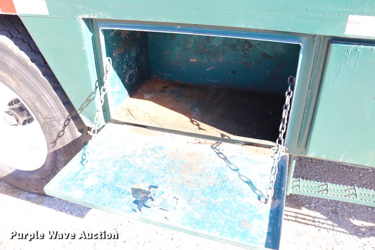 image for item EC9404 2004 International 4300 flatbed truck