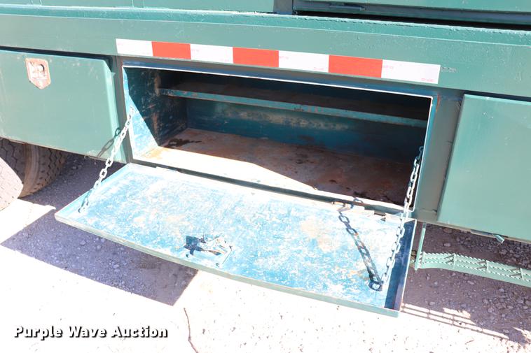 image for item EC9404 2004 International 4300 flatbed truck