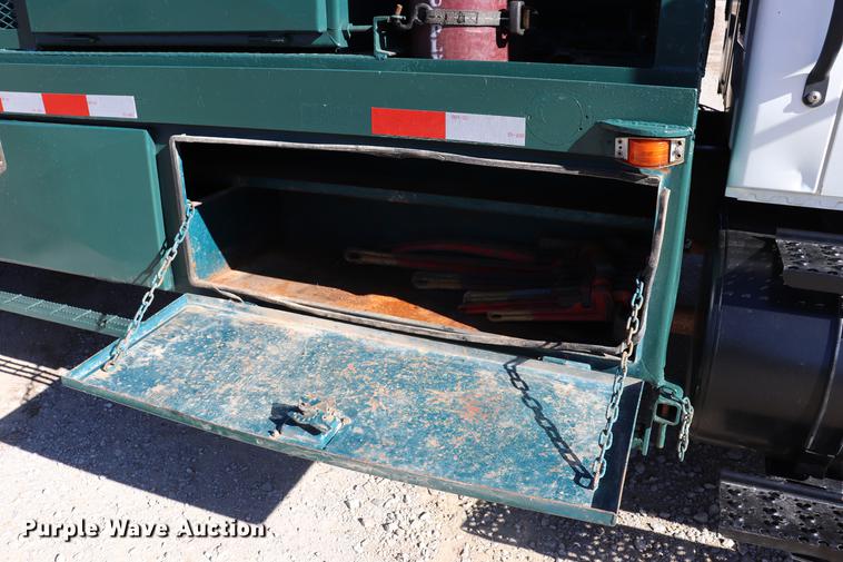 image for item EC9404 2004 International 4300 flatbed truck