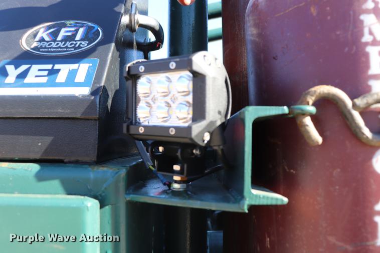 image for item EC9404 2004 International 4300 flatbed truck