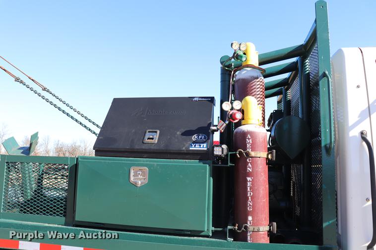 image for item EC9404 2004 International 4300 flatbed truck