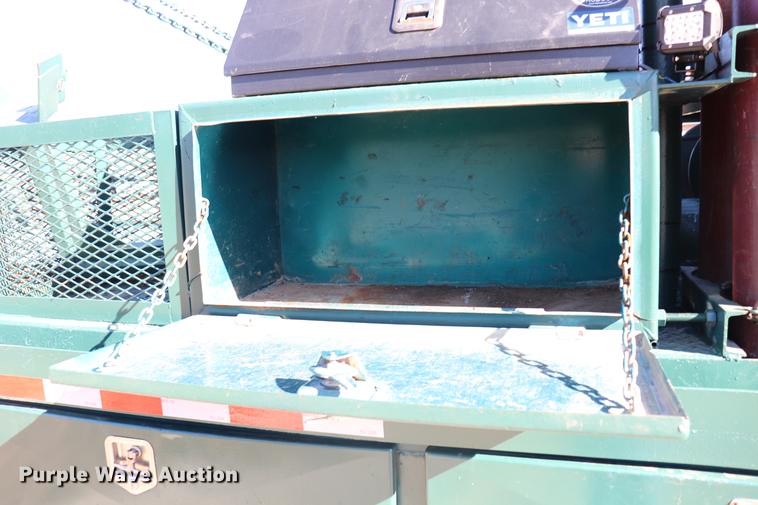 image for item EC9404 2004 International 4300 flatbed truck