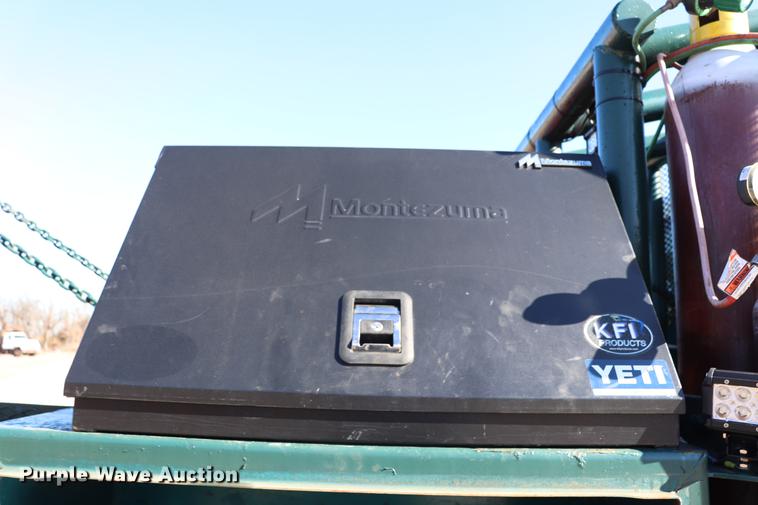 image for item EC9404 2004 International 4300 flatbed truck