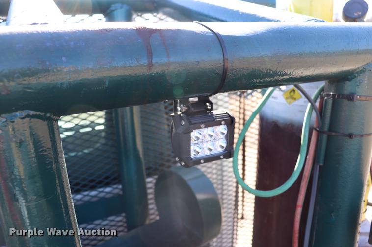 image for item EC9404 2004 International 4300 flatbed truck