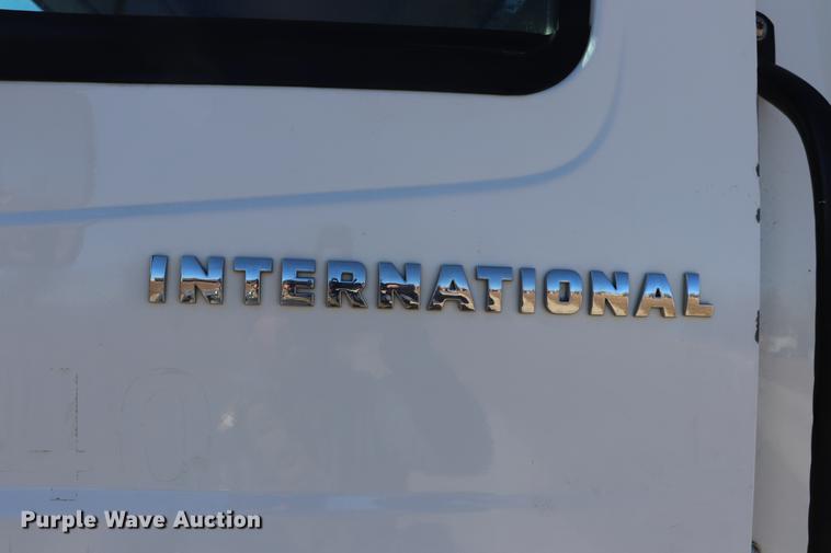 image for item EC9404 2004 International 4300 flatbed truck