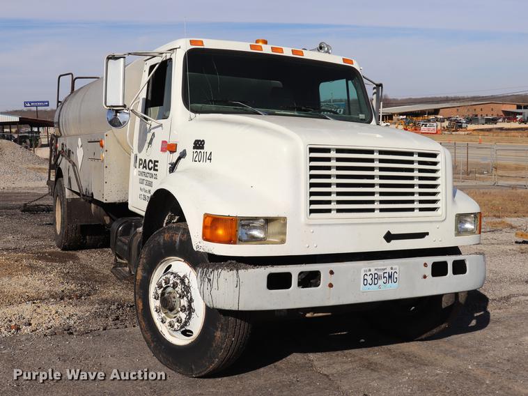 image for item EC9448 1995 International 4700 oil distribution truck