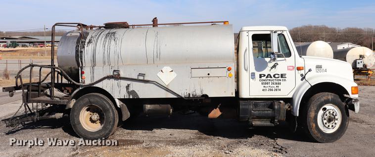 image for item EC9448 1995 International 4700 oil distribution truck
