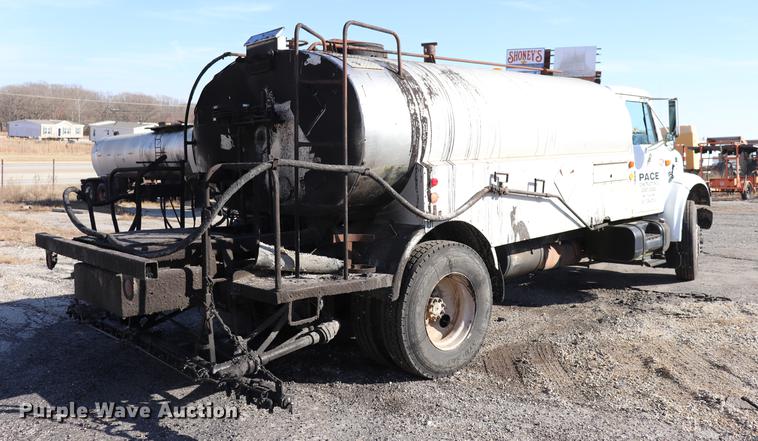 image for item EC9448 1995 International 4700 oil distribution truck