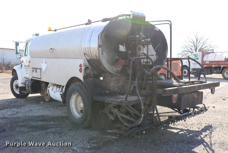 image for item EC9448 1995 International 4700 oil distribution truck