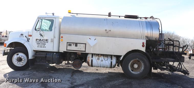 image for item EC9448 1995 International 4700 oil distribution truck