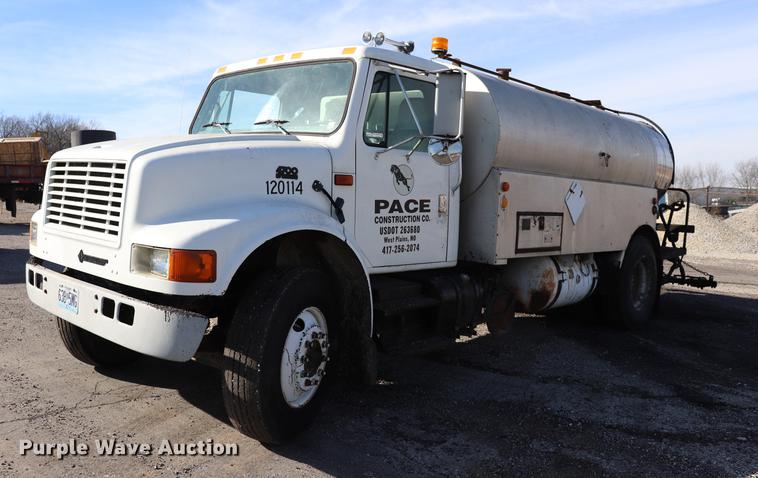 image for item EC9448 1995 International 4700 oil distribution truck