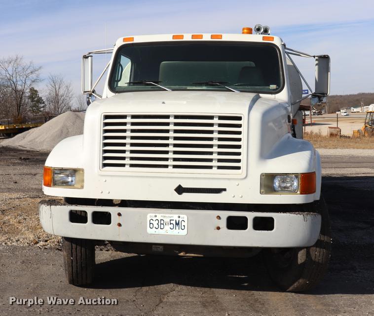 image for item EC9448 1995 International 4700 oil distribution truck