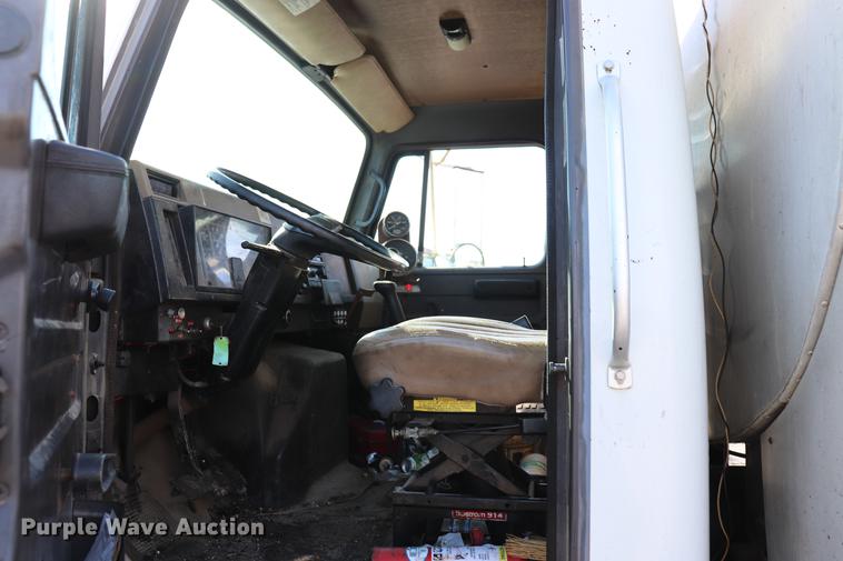 image for item EC9448 1995 International 4700 oil distribution truck