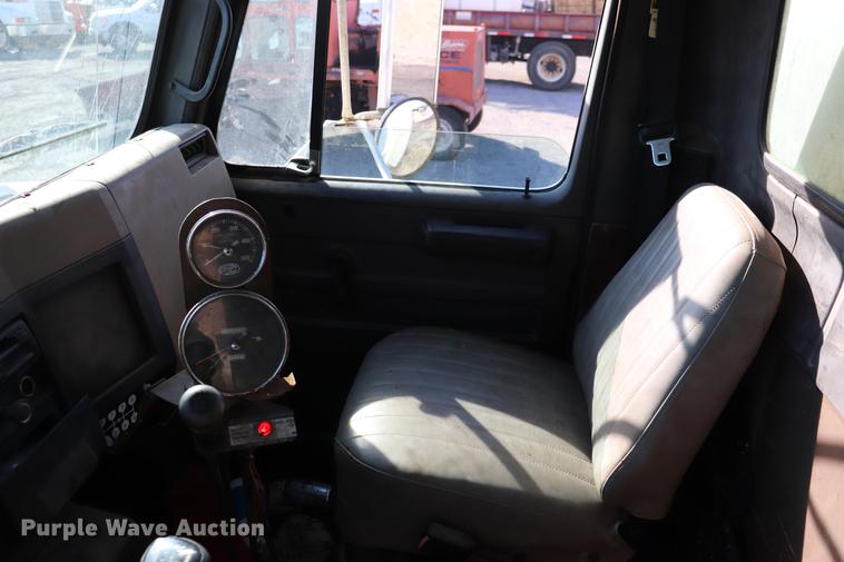 image for item EC9448 1995 International 4700 oil distribution truck