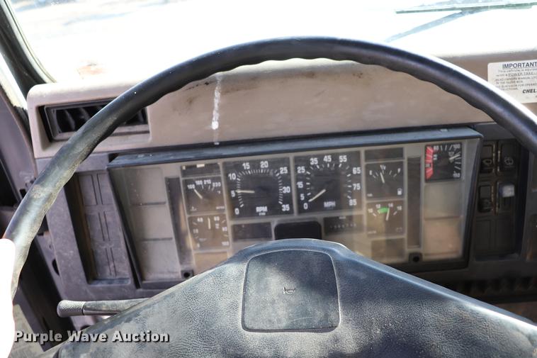 image for item EC9448 1995 International 4700 oil distribution truck