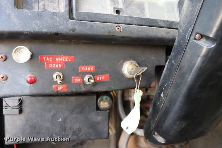 image for item EC9448 1995 International 4700 oil distribution truck