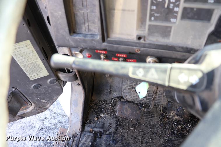 image for item EC9448 1995 International 4700 oil distribution truck