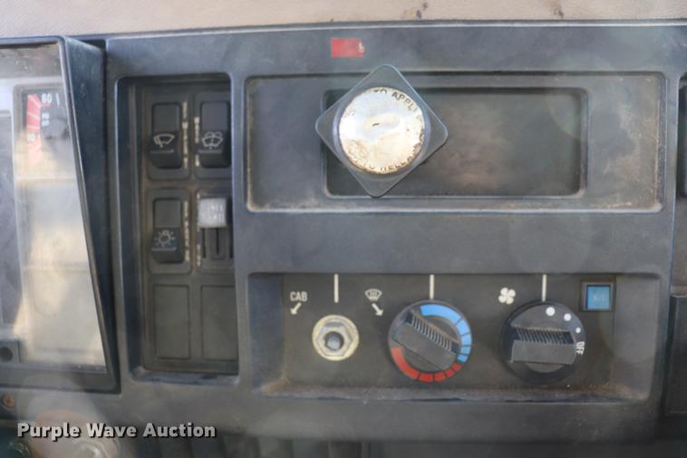 image for item EC9448 1995 International 4700 oil distribution truck