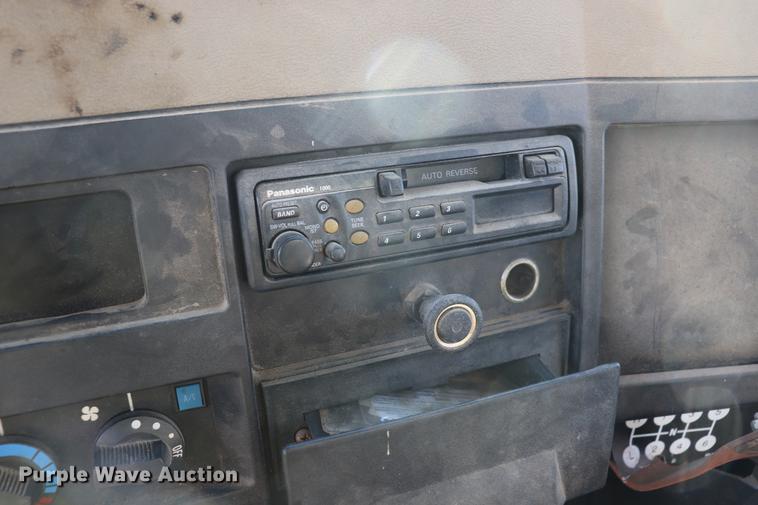 image for item EC9448 1995 International 4700 oil distribution truck