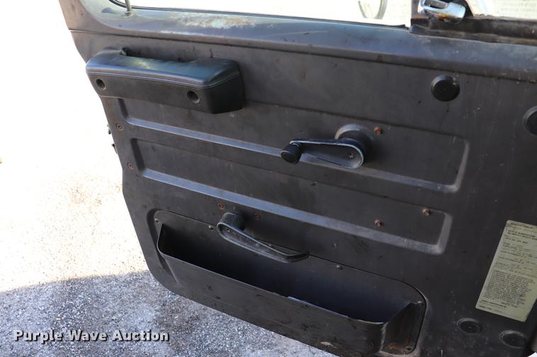 image for item EC9448 1995 International 4700 oil distribution truck