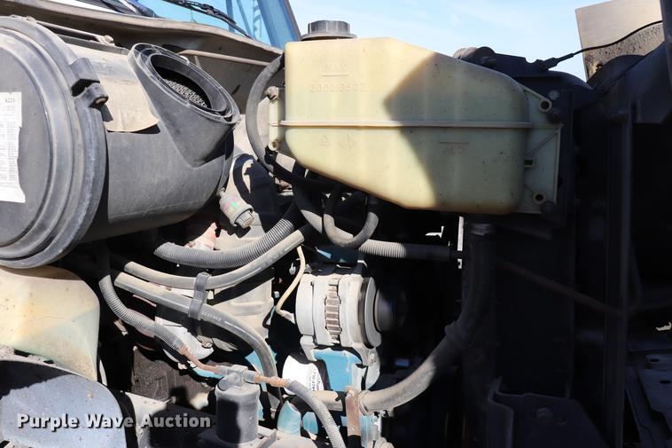 image for item EC9448 1995 International 4700 oil distribution truck