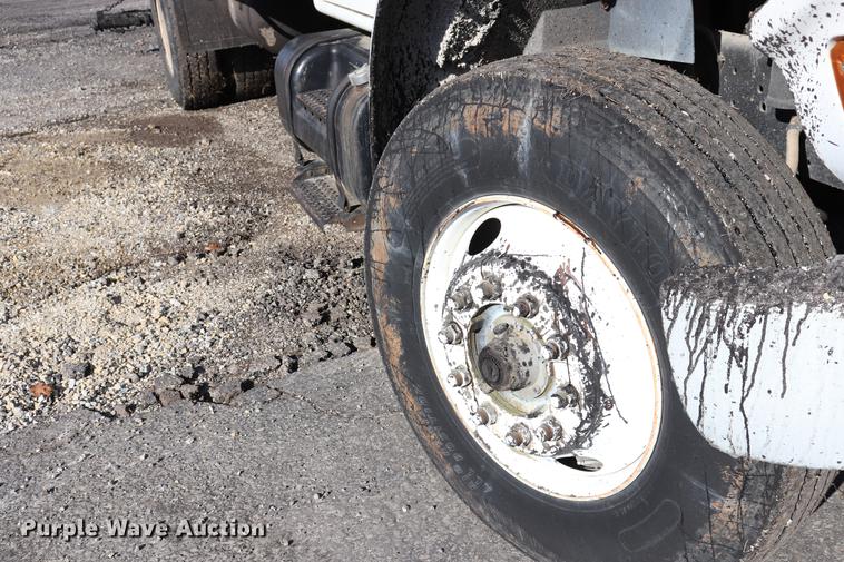 image for item EC9448 1995 International 4700 oil distribution truck