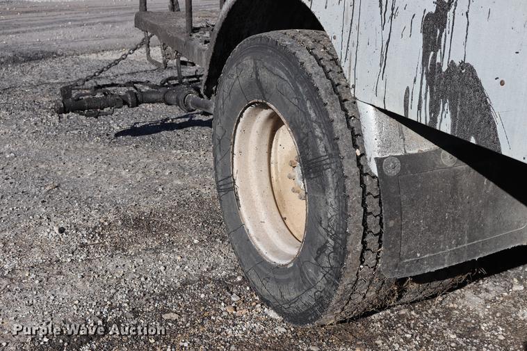 image for item EC9448 1995 International 4700 oil distribution truck