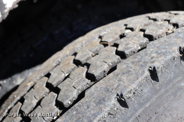 image for item EC9448 1995 International 4700 oil distribution truck