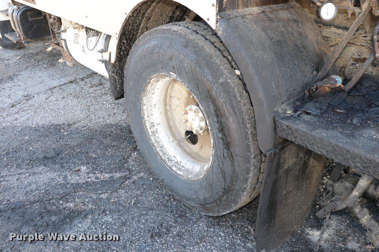 image for item EC9448 1995 International 4700 oil distribution truck