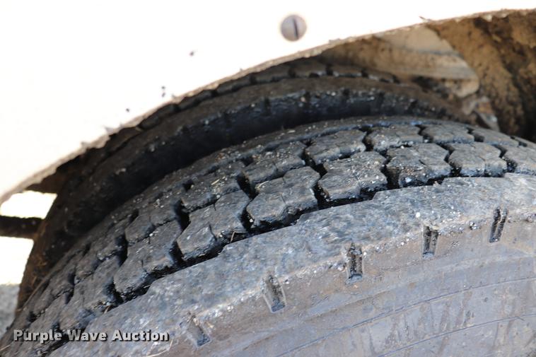 image for item EC9448 1995 International 4700 oil distribution truck