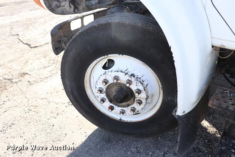 image for item EC9448 1995 International 4700 oil distribution truck